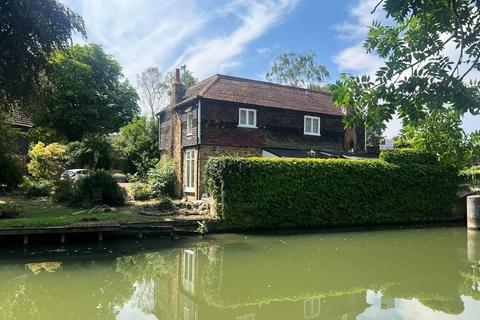 3 bed property, in Riverside House, £808,500
