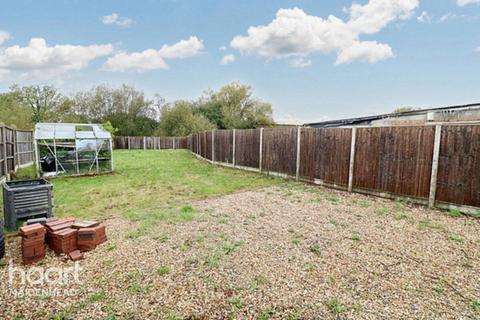 1 bed property, in Nine Mile Ride, £320,000