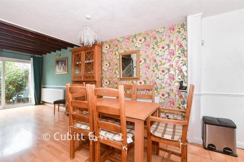 2 bed property, in Wimblehurst Road, £220,000
