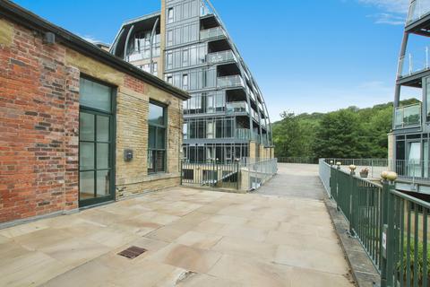 1 bed property, in Salts Mill Road, £70,000