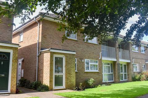 2 bed property, in Cox Gardens, £165,000
