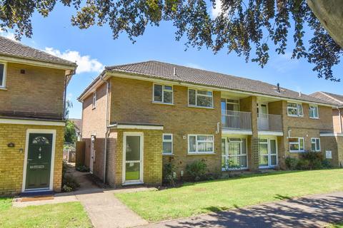 2 bed property, in Cox Gardens, £165,000