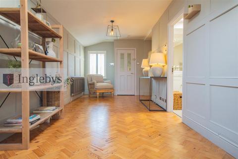 3 bed property, in Albion Terrace, £360,000