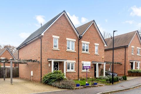 2 bed property, in Beacon Crescent, £400,000
