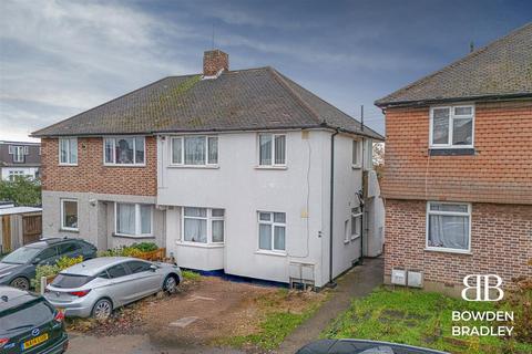 2 bed property, in Brunswick Gardens, £275,000