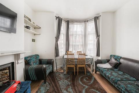 2 bed property, in Pine Road, £375,000