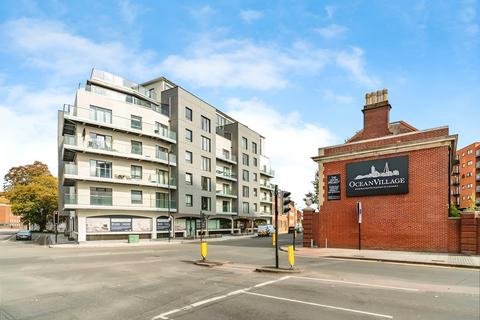 1 bed property, in Royal Crescent Road, £155,000