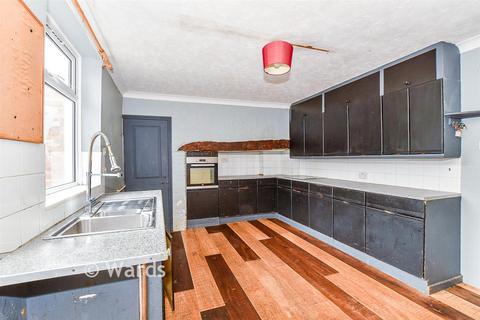 2 bed property, in South Street, £180,000