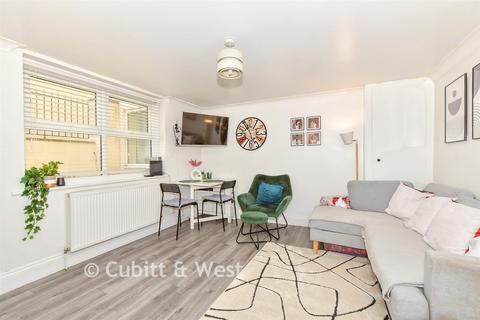 1 bed property, in Clarendon Road, £115,000