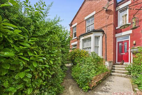 2 bed property, in Woodland Grove, £120,000