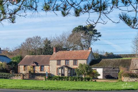 3 bed property, in Chale Green, £695,000