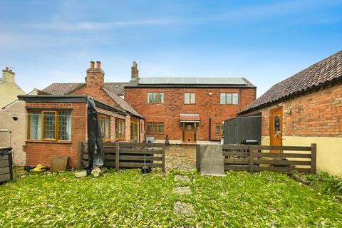 4 bed property, in Main Street, £350,000