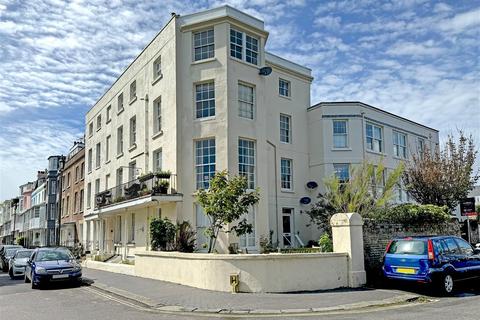 1 bed property, in Norfolk Place, £105,000