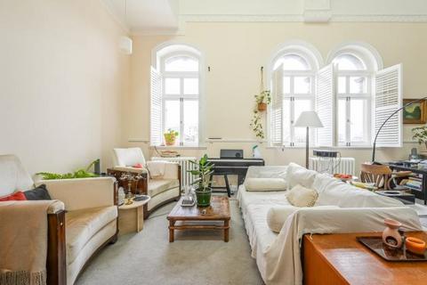 2 bed property, in Maritime House, £850,000