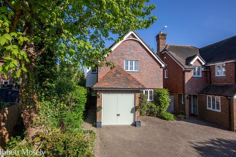 4 bed property, in Squerryes Mede, £650,000