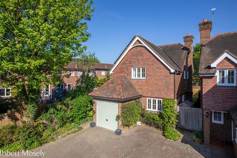 4 bed property, in Squerryes Mede, £650,000