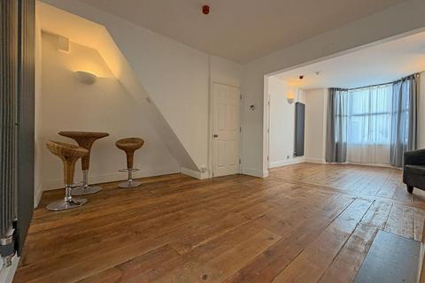 3 bed property, in Grays Road, £224,500