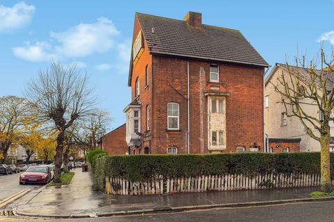 1 bed property, in 2 Norbury Avenue, £210,000