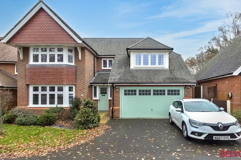5 bed property, in Alton Close, £590,000