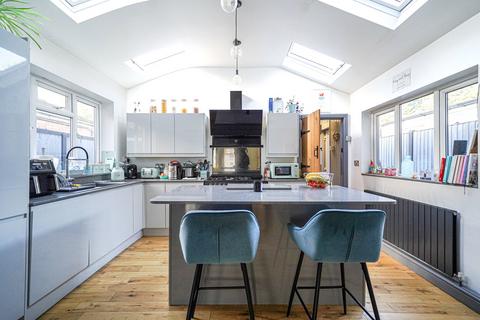 6 bed property, in Lincoln Road North, £360,000