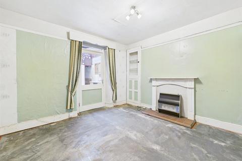 3 bed property, in 24 Lawrenny Street, £130,000
