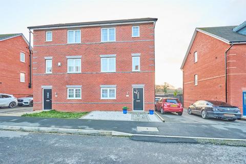 5 bed property, in Notleyfield Close, £300,000