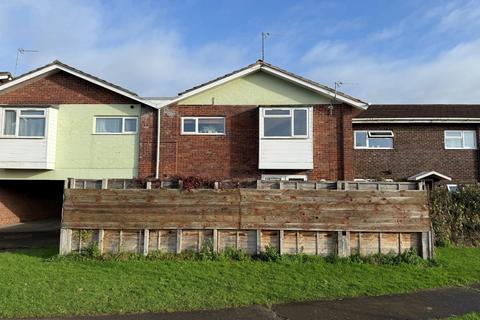 1 bed property, in Cricketfield Green, £145,000