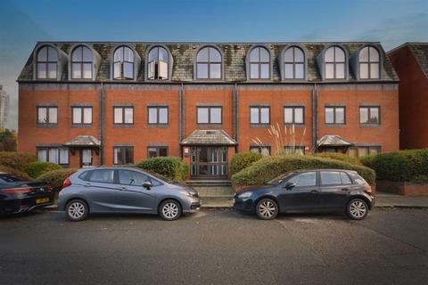 1 bed property, in Brook Road South, £295,000