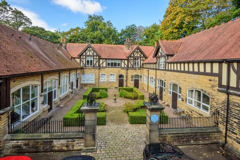 2 bed property, in Bardon Hall Mews, £180,000