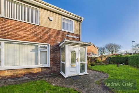 3 bed property, in Cherry Tree Walk, £165,000