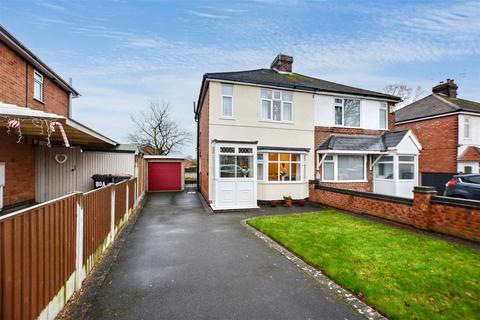 2 bed property, in Pasture Road, £215,000