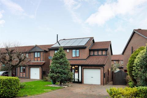 4 bed property, in Blagdon Close, £375,000