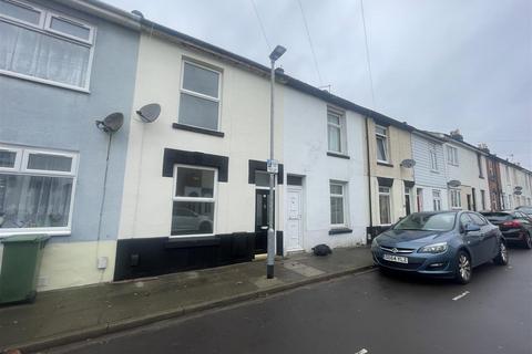 2 bed property, in Wainscott Road, £233,999