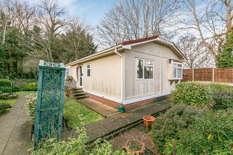 2 bed property, in Fordbridge Park, £160,000