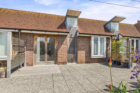 2 bed property, in Iron Bar Lane, £199,000