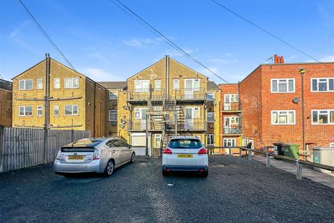 2 bed property, in Albany Road, £135,000