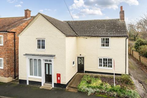 4 bed property, in Main Street, £269,950