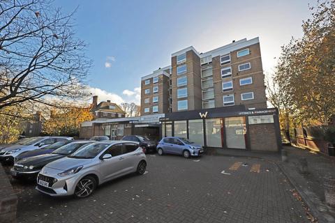 2 bed property, in Heathfielde, £495,000