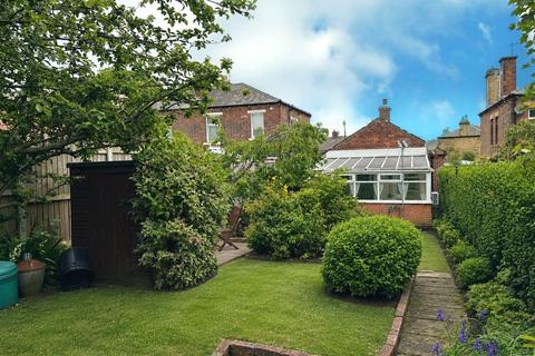 2 bed property, in Cornmill Lane, £135,000