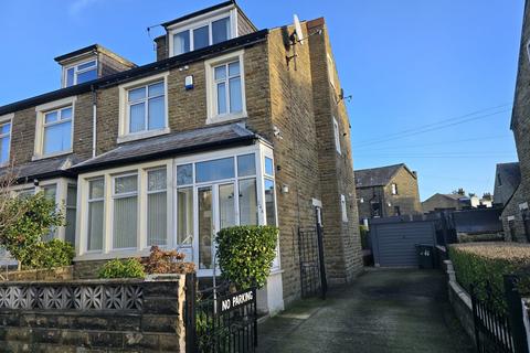 4 bed property, in Upper Woodlands Road, £275,000