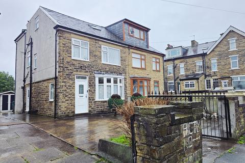 5 bed property, in Lilycroft Road, £310,000