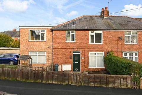 2 bed property, in Winchester Avenue, £120,000