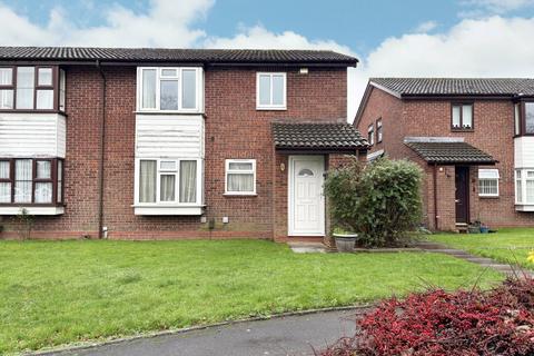 2 bed property, in Burnham Meadow, £120,000