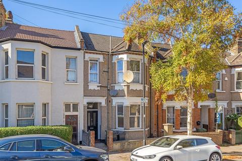 2 bed property, in Harpenden Road, £375,000