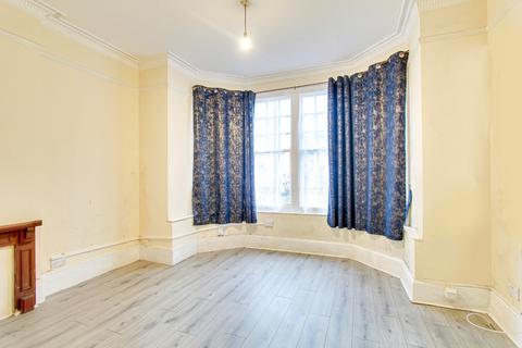 1 bed property, in Mulgrave Road, £190,000