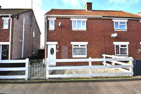 2 bed property, in Kings Avenue, £179,995