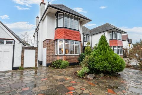 4 bed property, in Park Avenue, £855,000