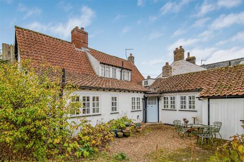4 bed property, in High Street, £680,000