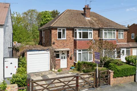 3 bed property, in Coopers Row, £630,000