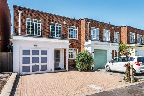 3 bed property, in Peaches Close, £675,000